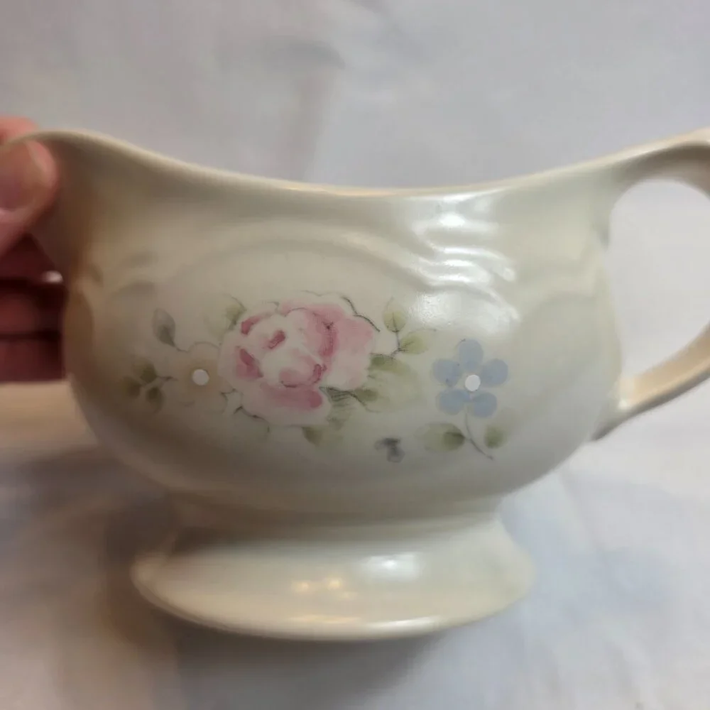 Pfaltzgraff Tea Rose Gravy Boat (NO UNDERPLATE) Pink Roses & Blue Flowers